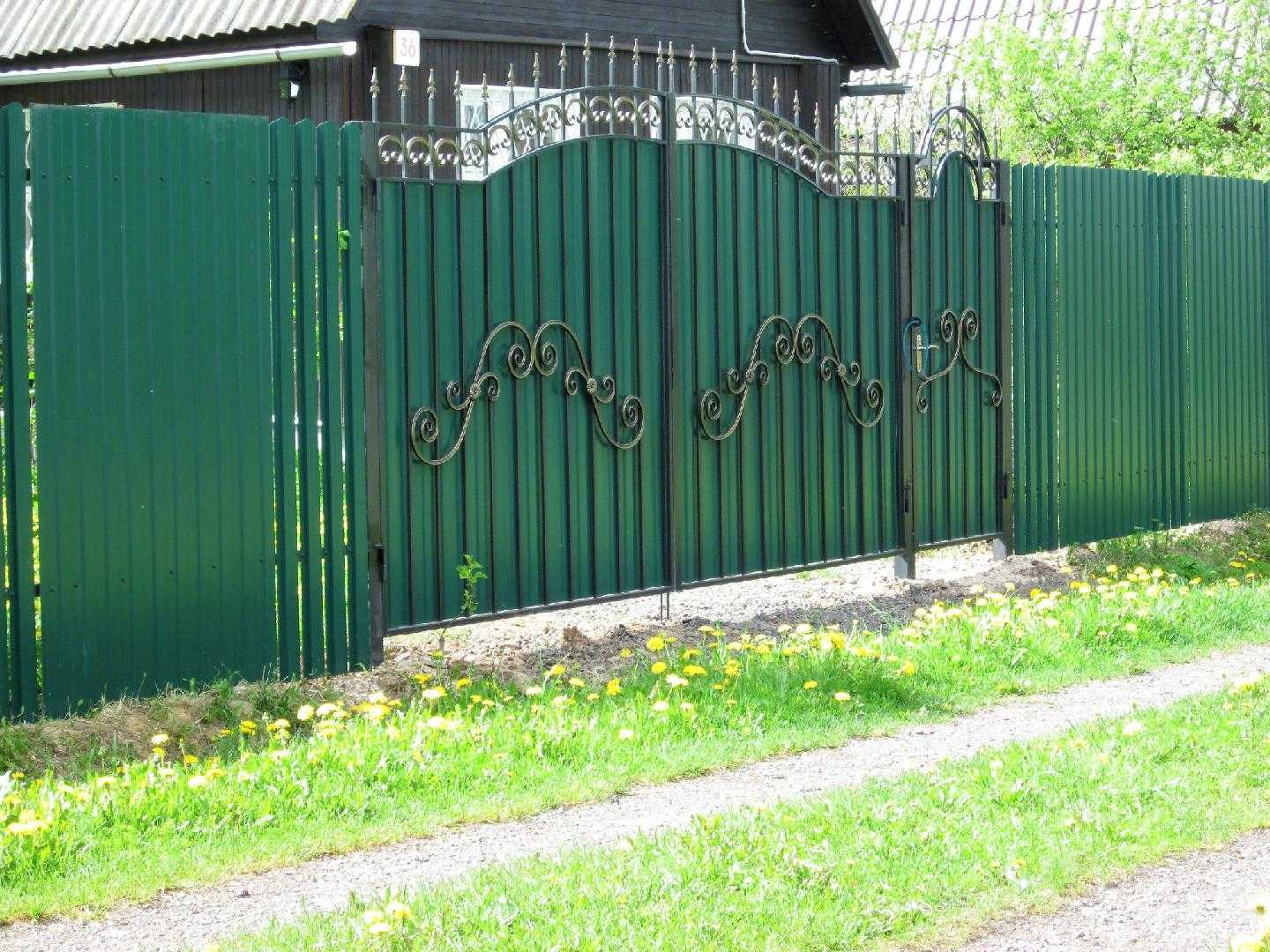Забор из евроштакетника ворота и калитка из профнастила