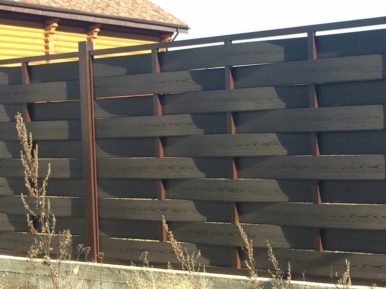забор плетенка из доски горизонтальной фото