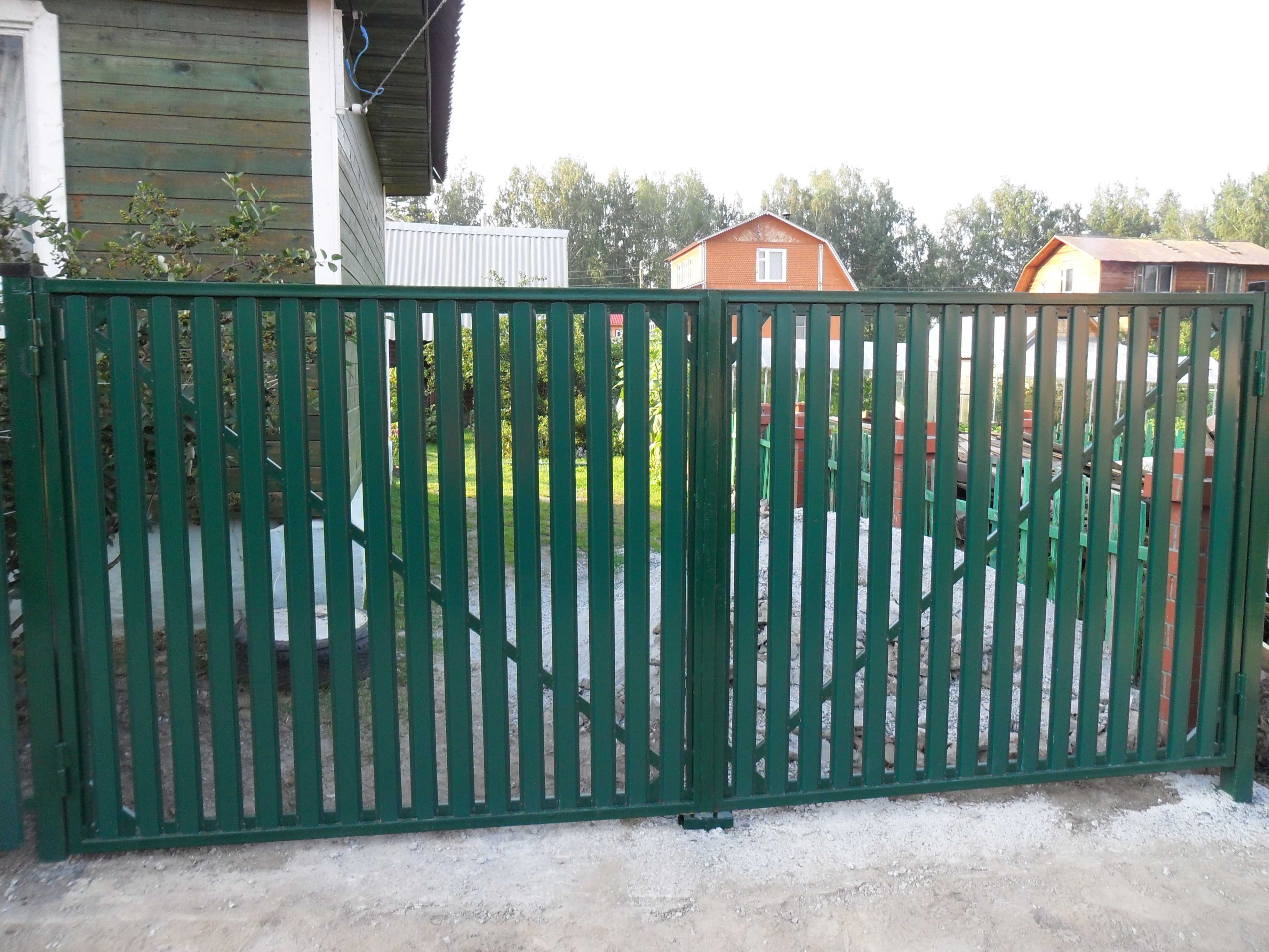 Ворота и калитка из штакетника металлического фото