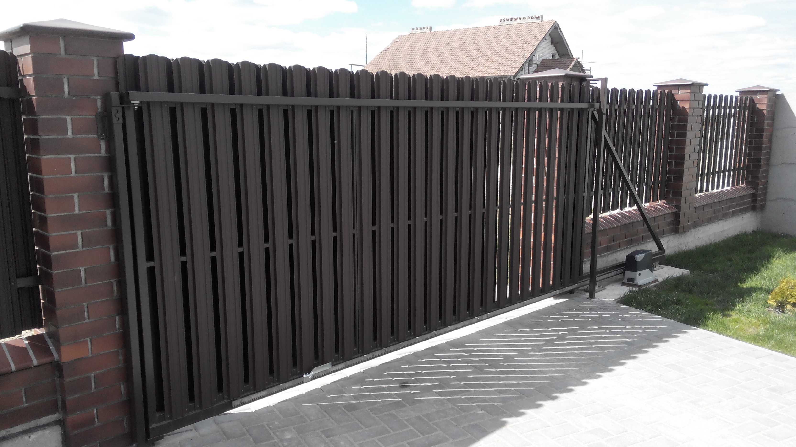 Забор из евроштакетника с откатными воротами и калиткой фото