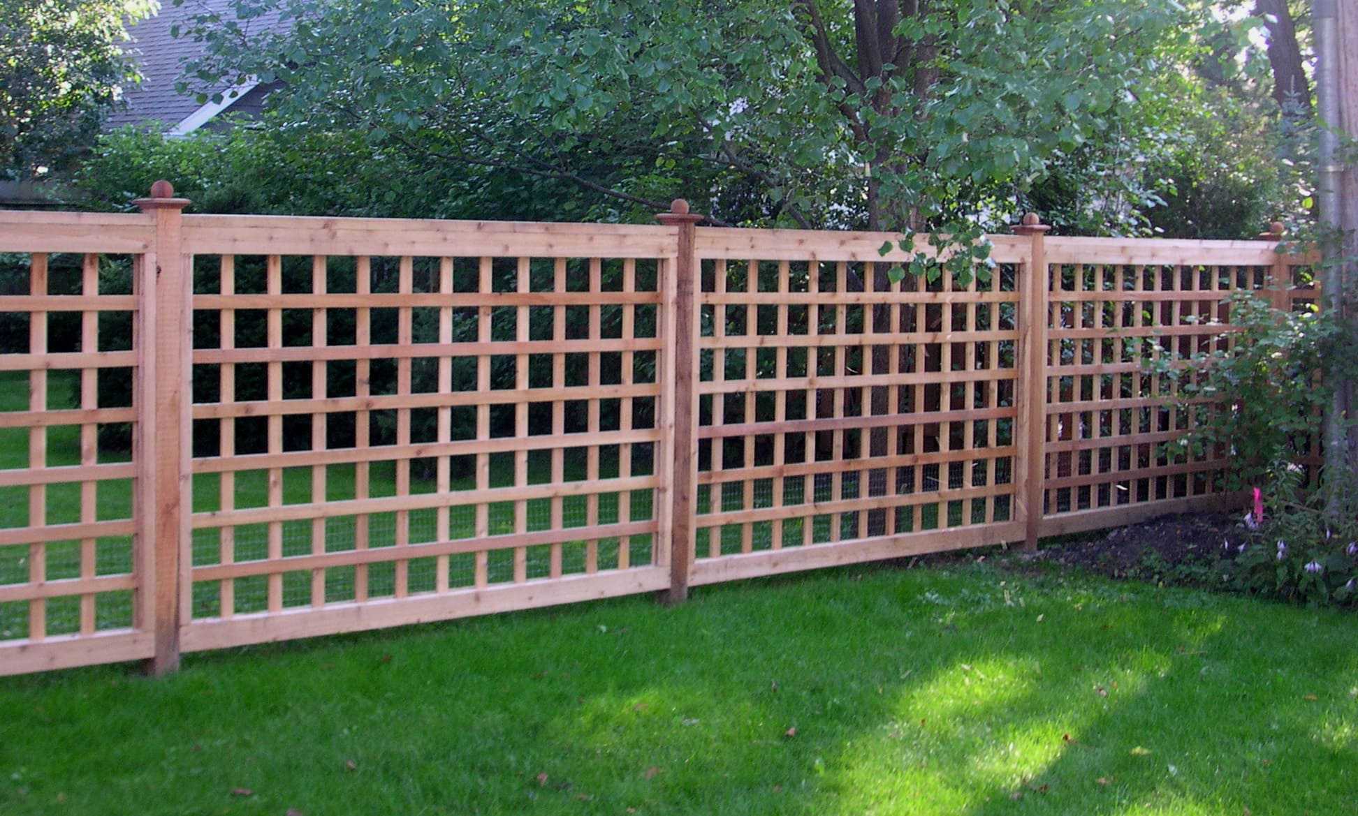 Забор для дачи какой дешевле. Деревянный забор. Красивый деревянный забор. Деревянные заборы и ограждения. Забор решетка деревянный.