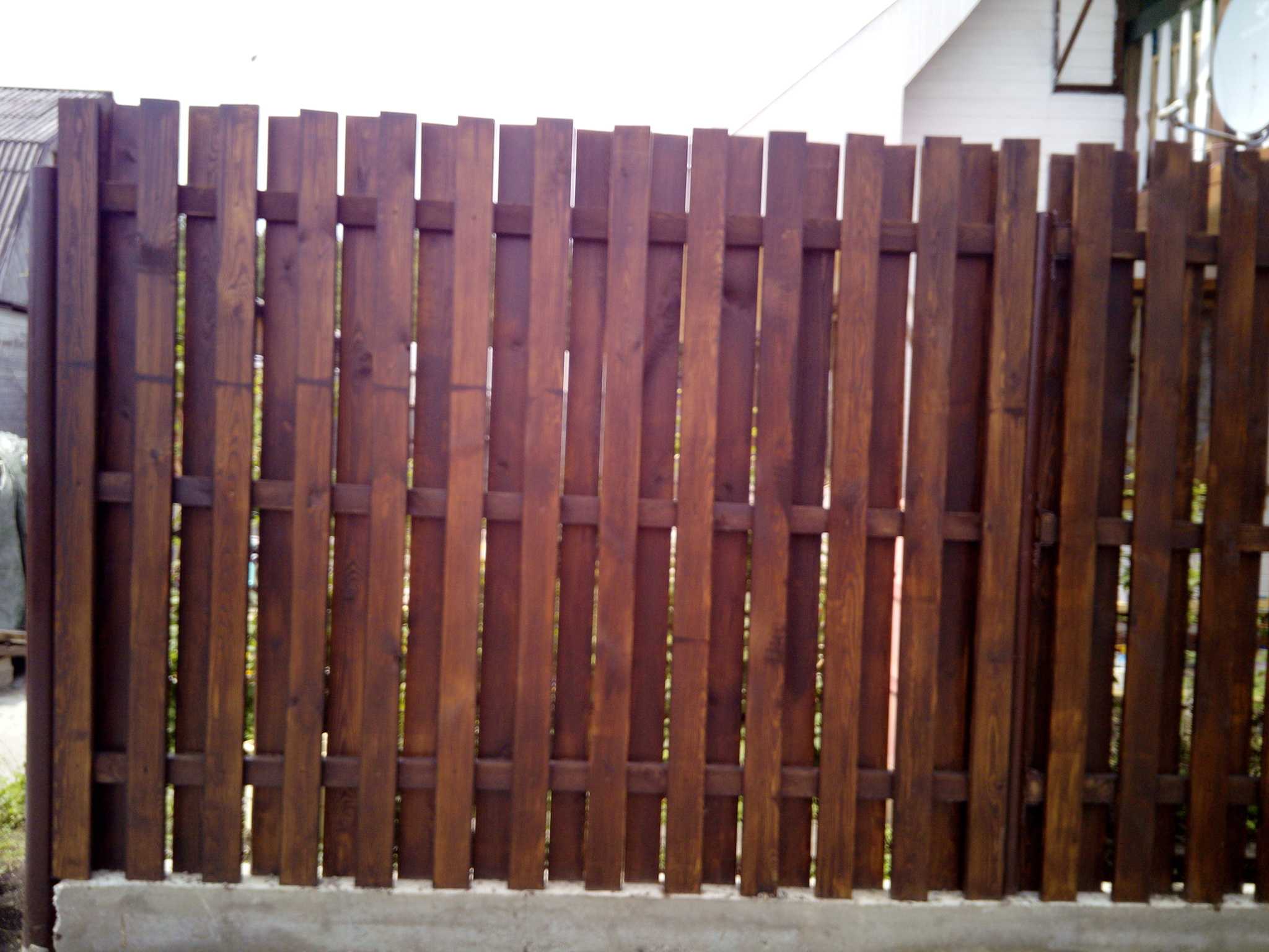 Забор двухсторонний деревянный фото
