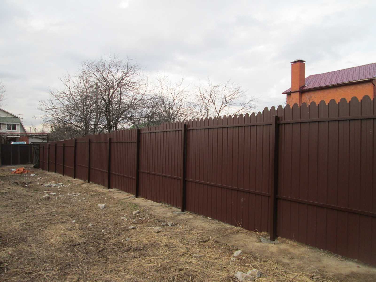 Забор из профлиста коричневый фото